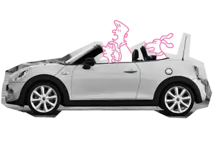 Die InShared Kfz-Versicherung schützt Ihr Auto der Marke VW zuverlässig! Auch VW Kombis oder 4Motion-Modelle versichern wir. Auf dem Dach eines VW Golf ist ein Kanu befestigt.