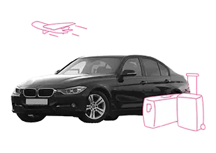 Um eine BMW-Limousine steht Gepäck & im Hintergrund startet ein Flugzeug.