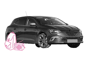 Hier ist Ihr Auto der Marke Renault in guten Händen: Unsere Kfz-Versicherung schütz viele Modelle – egal ob Coupé oder SUV. Vor einem Renault Clio steht ein Rucksack.